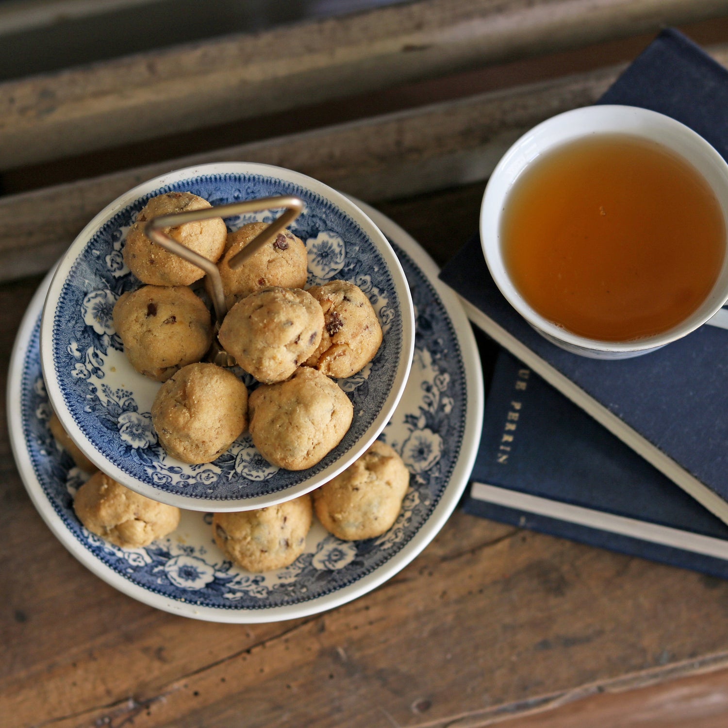 Biscuits artisanaux au chocolat et aux noisettes accompagné d'un thé vert à la poire, produits destinés aux épiceries fines et aux salons de thé